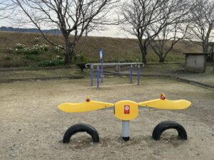 麦島東公園のシーソー