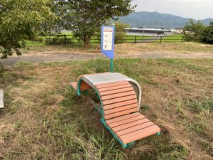 八代市水島町の万葉の里公園の背のばしベンチ