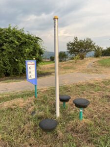 八代市水島町にある万葉の里公園のあしのばし器具