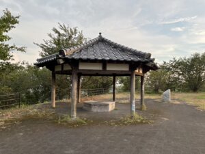 八代市水島町にある万葉の里公園の屋根付きベンチ