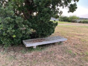 八代市水島町にある万葉の里公園のベンチ２