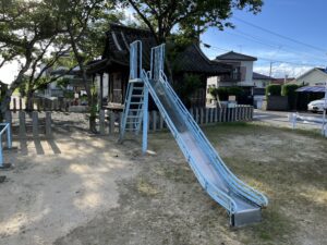 八代市の住吉神社公園にあるすべり台