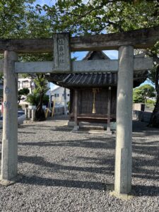 八代市の住吉神社公園隣の住吉神社社殿と鳥居