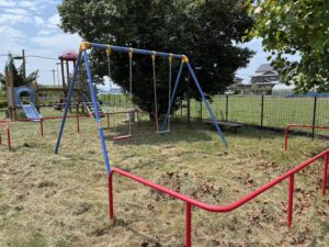 八代市の植柳下町公園のブランコ