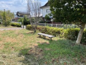 八代市植柳下町公園のベンチ